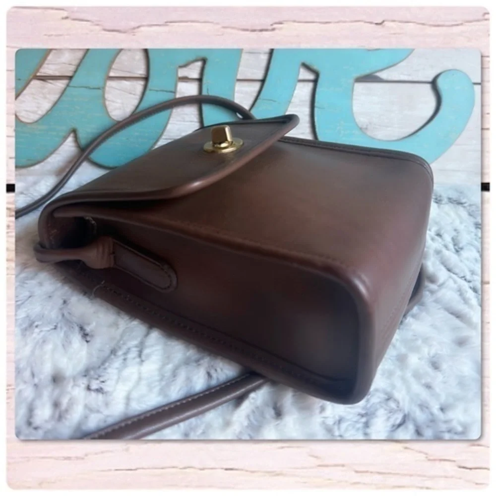 VINTAGE COACH TAUPE BROWN CROSSBODY SCOOTER CROSSBODY BAG
Style 9893 - Picture 4 of 12